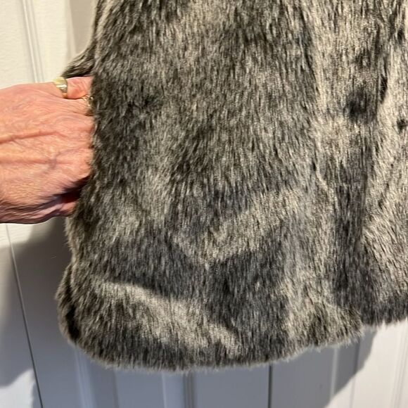 Aritzia‎ Talula Romilly Grey/Black Faux Fur Vest Size XS - Picture 4 of 12